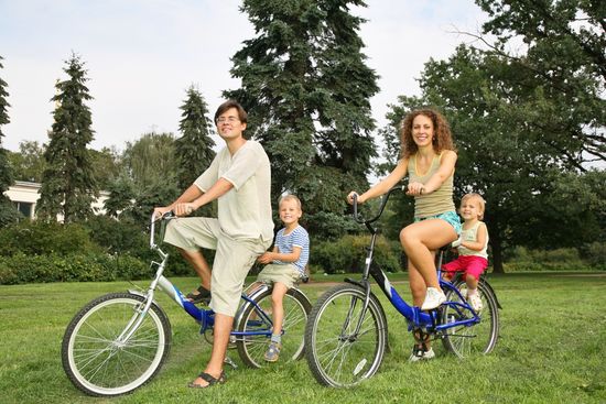 Семья на велосипедах 